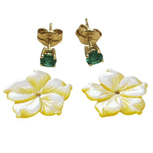 Boucles d'oreilles fleurs en or 18k, nacre et émeraudes 58 Facettes TA29PI688