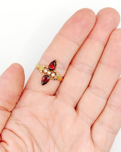 66 Bague marquise antique en or rose 18k, grenat poire et perles 58 Facettes A07643