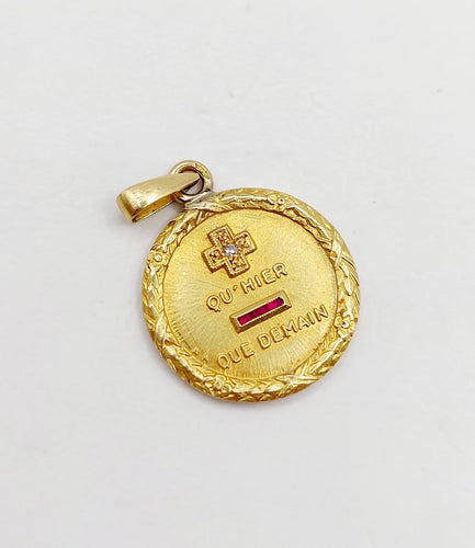 Augis - Pendentif médaille d'amour en or 18k, diamant et rubis 58 Facettes A07650