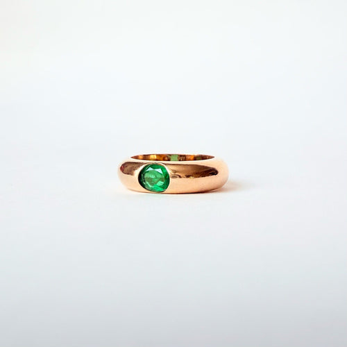 49 Bague jonc en or jaune et émeraude 58 Facettes