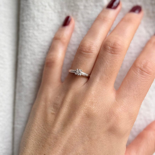 53 Mauboussin - Bague solitaire en or blanc et diamants 58 Facettes