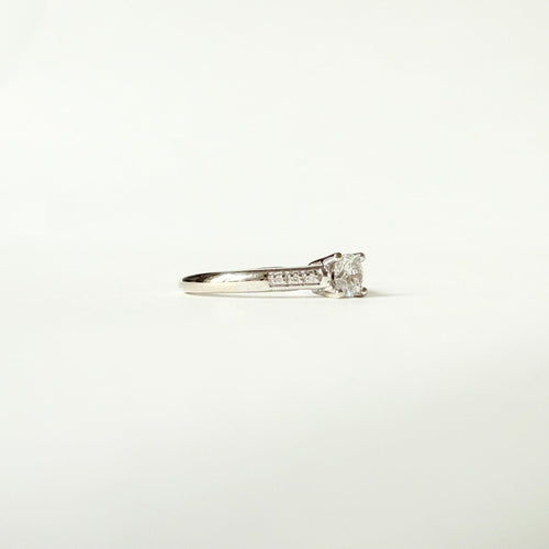 53 Mauboussin - Bague solitaire en or blanc et diamants 58 Facettes