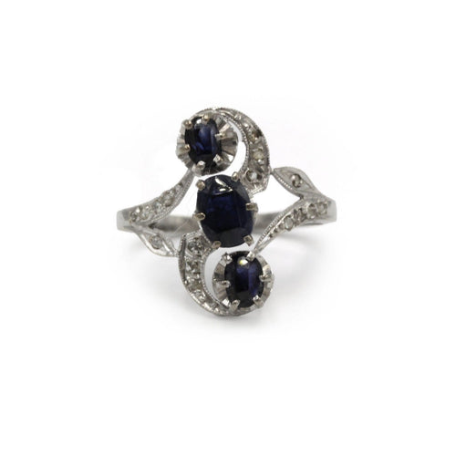 56 Bague ancienne en or blanc, saphirs et diamants 58 Facettes 260188R