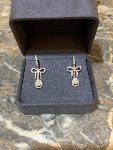 Boucles d'oreilles Boucles d’oreilles dormeuses nœuds en or gris 18 carats et diamants 58 Facettes BO254