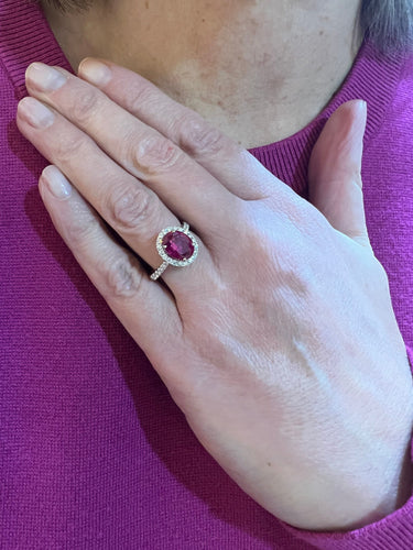 Bague 53 Bague rubis de Birmanie 1,80 ct et diamants en or gris 18 carats 58 Facettes BRU52