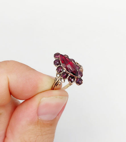52 Bague marquise antique en or rose 18k et grenats 58 Facettes A07548
