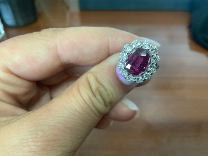 50 Bague pavée en or blanc avec rubis thaï et diamants 58 Facettes BA 499