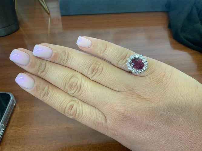 50 Bague pavée en or blanc avec rubis thaï et diamants 58 Facettes BA 499