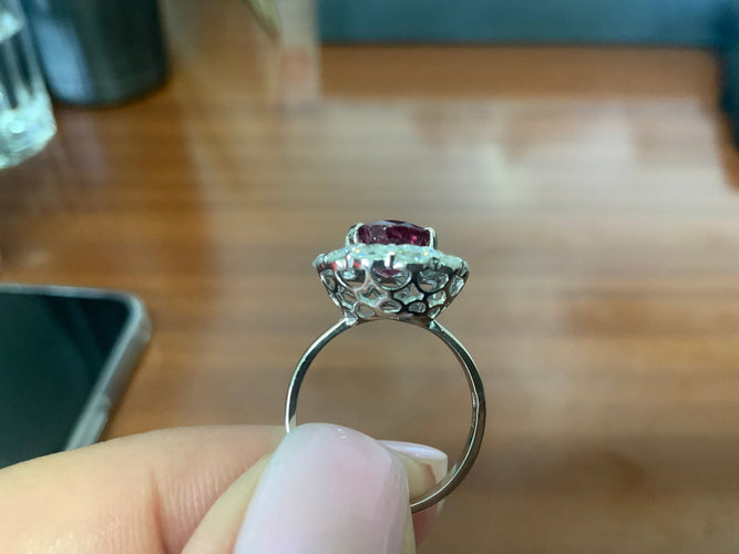 50 Bague pavée en or blanc avec rubis thaï et diamants 58 Facettes BA 499