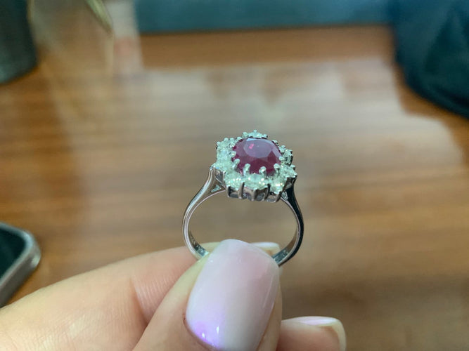 53 Bague en or blanc avec rubis et diamants 58 Facettes BA 523