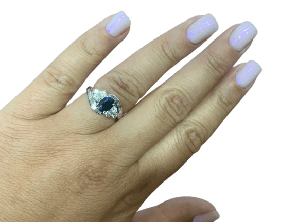 54 Art déco - Bague en or blanc, saphir de Ceylan et diamants 58 Facettes BA 432
