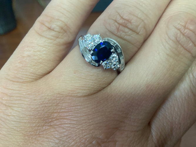 54 Art déco - Bague en or blanc, saphir de Ceylan et diamants 58 Facettes BA 432
