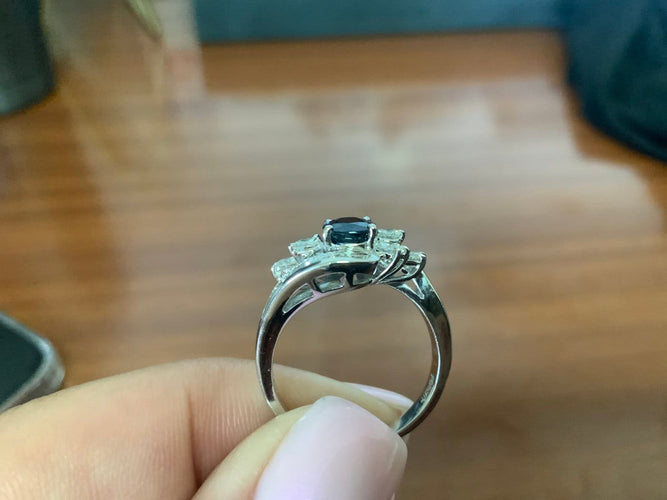 54 Art déco - Bague en or blanc, saphir de Ceylan et diamants 58 Facettes BA 432