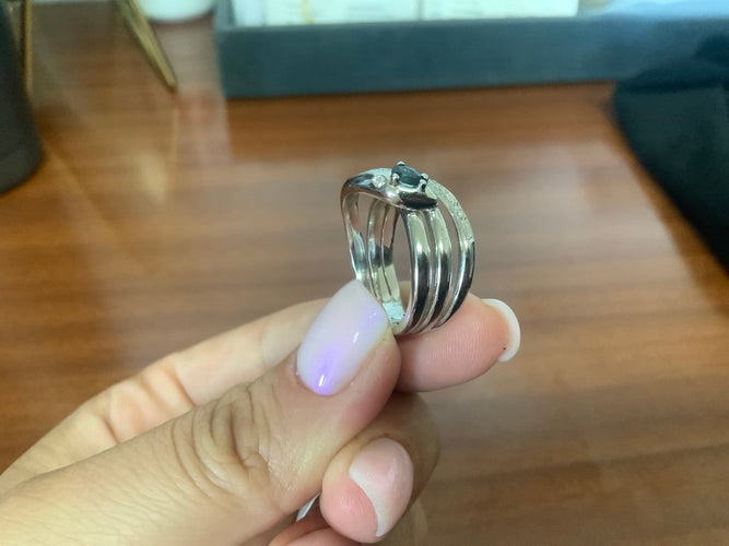 55 Bague serpent en or blanc avec saphir et diamants 58 Facettes BA 437