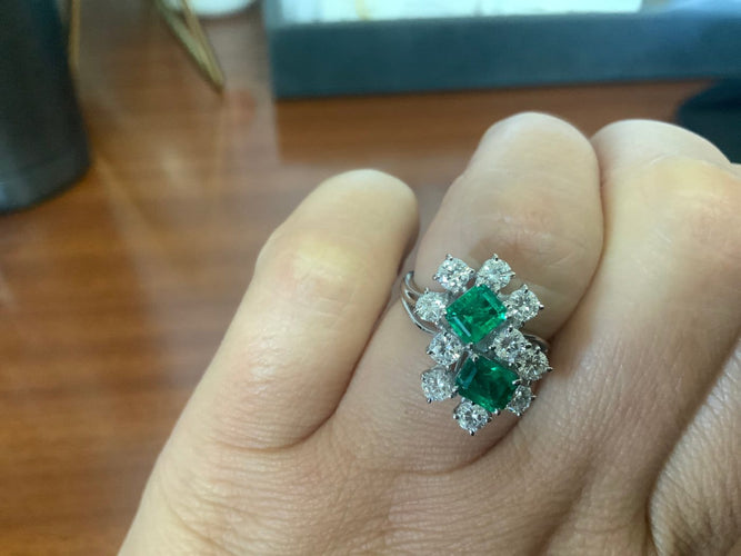 54 Bague cocktail en or blanc, émeraude colombienne et diamants 58 Facettes BA 461