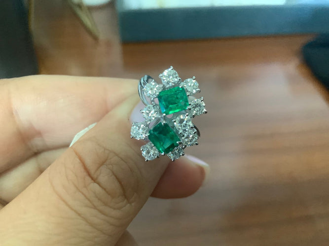 54 Bague cocktail en or blanc, émeraude colombienne et diamants 58 Facettes BA 461