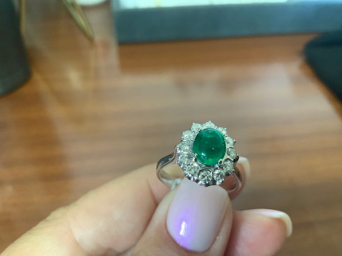 54 Bague en or blanc avec émeraude cabochon et diamant 58 Facettes BA 498