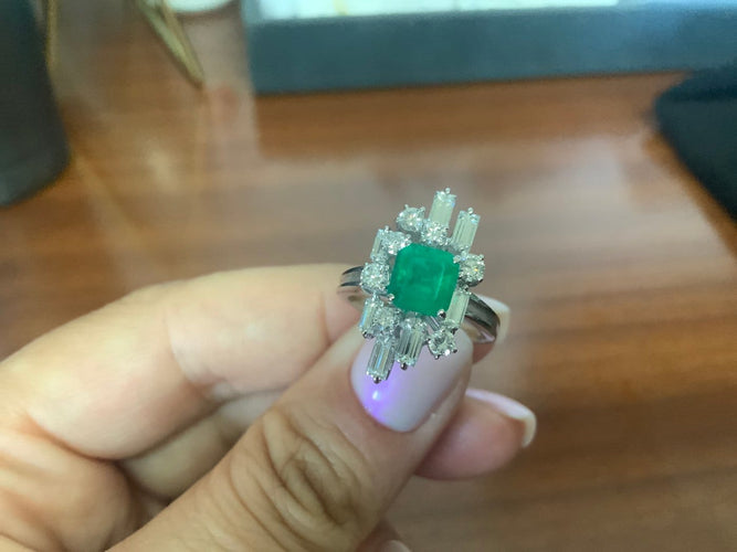 54 Art déco - Bague en or blanc, émeraude colombienne et diamants 58 Facettes BA 737