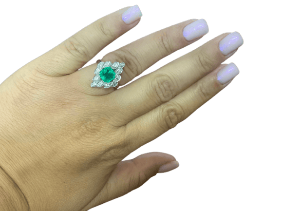 54 Bague colombienne en or blanc, émeraude et diamants 58 Facettes BA 457