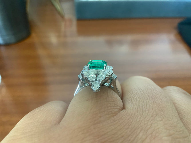54 Bague colombienne en or blanc, émeraude et diamants 58 Facettes BA 457