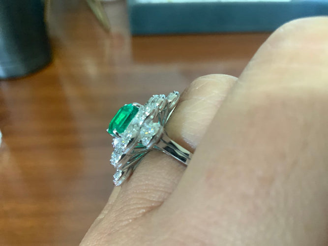 54 Bague colombienne en or blanc, émeraude et diamants 58 Facettes BA 457