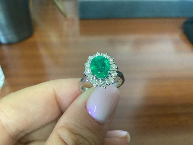 51.5 Bague halo en or blanc avec émeraude ovale et diamants 58 Facettes BA 500