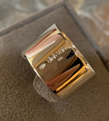 https://cdn.shopify.com/s/files/1/0647/1470/3075/files/Bague_Signee_-_Bague_Dinh_Van_Anthea_Diamants_Or_Gris_-_Joaillerie_Paris_-_Les_Pierres_de_Julie_3_48b9b395-583a-42f9-ae6b-d4053233a1c5.jpg?v=1768581653