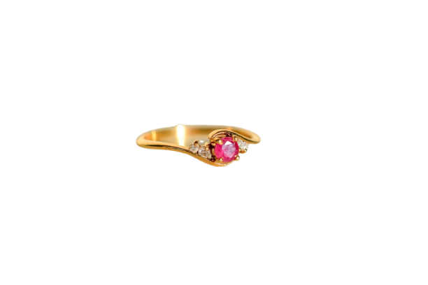 Bague volutes en or jaune, rubis et diamants