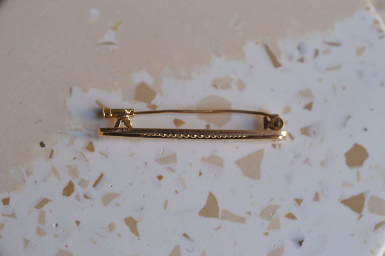 https://cdn.shopify.com/s/files/1/0963/7950/2920/files/Epingle-a-cravate-a-decor-de-frises-de-perles-epingle-a-cravate-Vintage_2f2317d0-8067-4ec2-8e82-a9321b37838e.jpg?v=1779358446