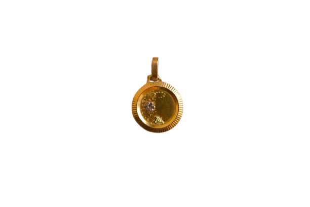 Médaille à décor floral en or jaune et or blanc