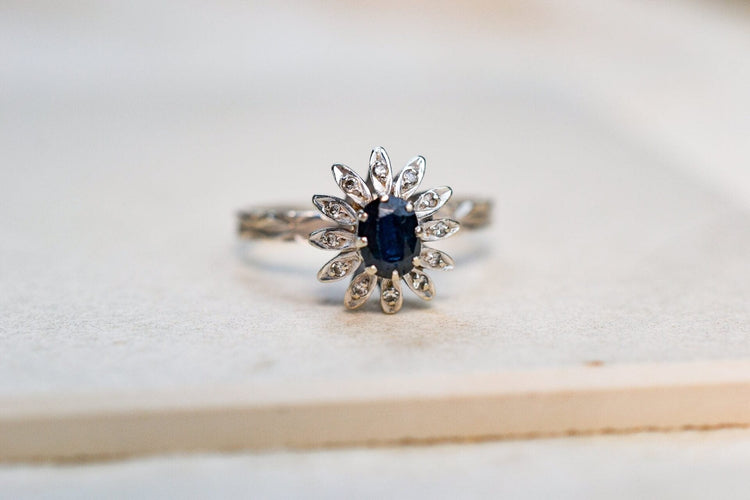 55 Bague Marguerite en or blanc, saphir et diamants 58 Facettes 3789