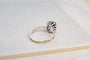 55 Bague Marguerite en or blanc, saphir et diamants 58 Facettes 3789