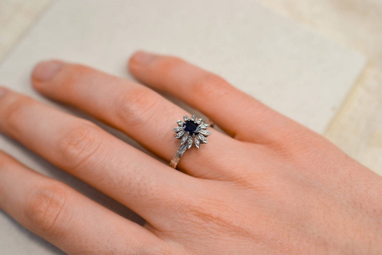 55 Bague Marguerite en or blanc, saphir et diamants 58 Facettes 3789