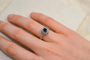 55 Bague Marguerite en or blanc, saphir et diamants 58 Facettes 3789
