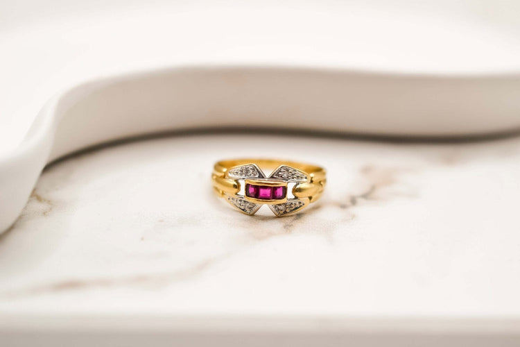 51 Bague Art déco en or jaune, rubis et diamants 58 Facettes 3849