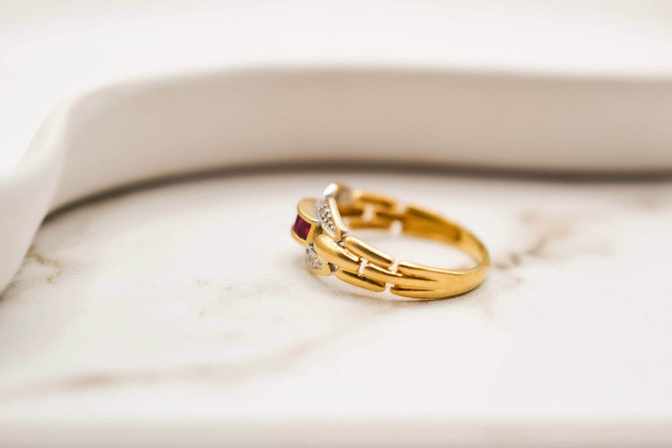 51 Bague Art déco en or jaune, rubis et diamants 58 Facettes 3849