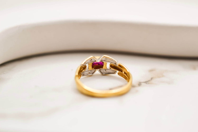 51 Bague Art déco en or jaune, rubis et diamants 58 Facettes 3849