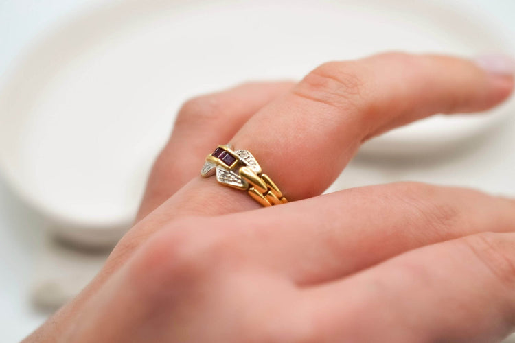 51 Bague Art déco en or jaune, rubis et diamants 58 Facettes 3849