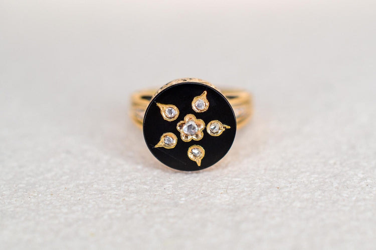 43 Bague ciselée en or jaune, onyx et diamants 58 Facettes 3846