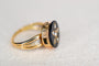 43 Bague ciselée en or jaune, onyx et diamants 58 Facettes 3846