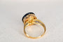 43 Bague ciselée en or jaune, onyx et diamants 58 Facettes 3846