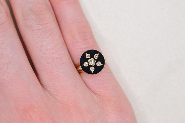 43 Bague ciselée en or jaune, onyx et diamants 58 Facettes 3846