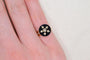 43 Bague ciselée en or jaune, onyx et diamants 58 Facettes 3846