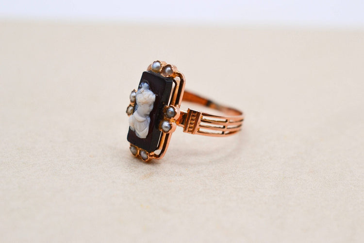54 Bague camée en or rose 18 carats et perles 58 Facettes 3931