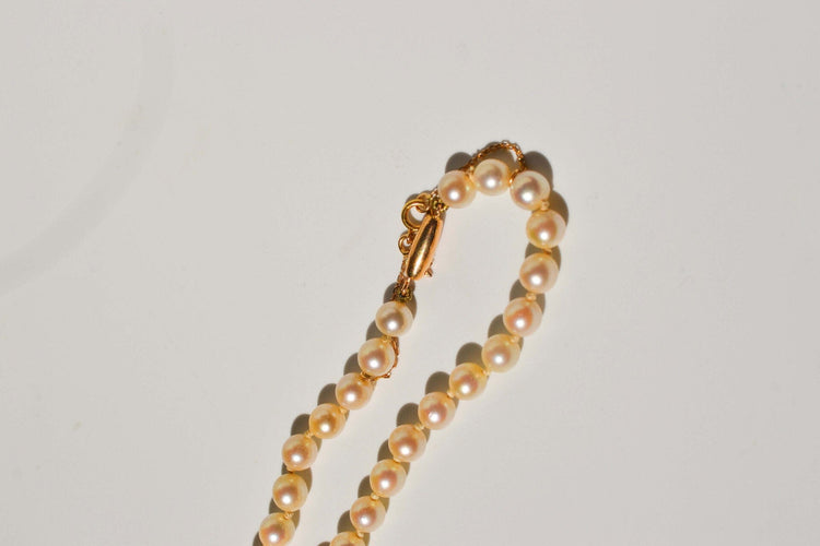 https://cdn.shopify.com/s/files/1/0963/7950/2920/files/collier-or-jaune_f0e552ce-db41-463d-8703-b0350f90b3e7.jpg?v=1779385673