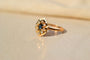 52 Marguerite - Bague en or jaune, saphir et diamants 58 Facettes 3743