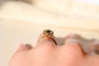 52 Marguerite - Bague en or jaune, saphir et diamants 58 Facettes 3743