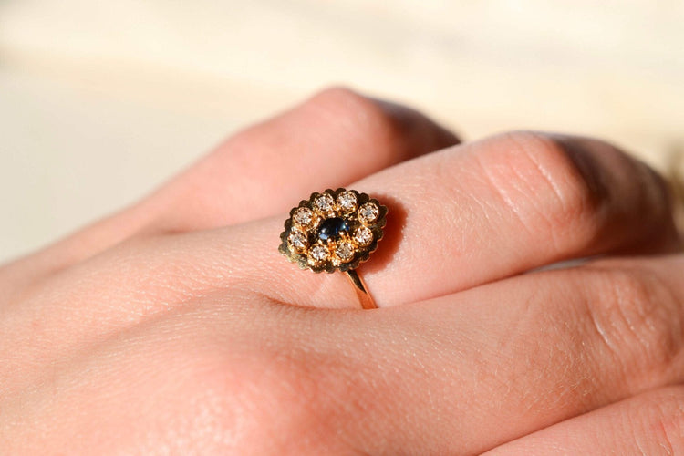 52 Marguerite - Bague en or jaune, saphir et diamants 58 Facettes 3743