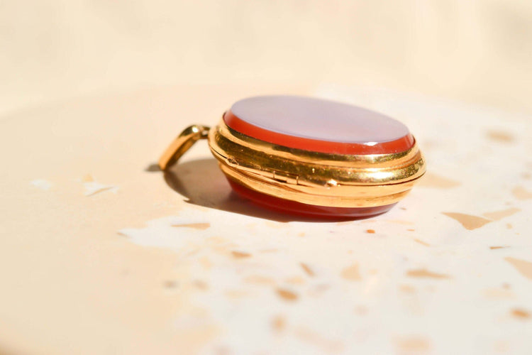 https://cdn.shopify.com/s/files/1/0963/7950/2920/files/pendentif-ouvrant_97fe775a-07fd-4004-97d5-61855c3842dd.jpg?v=1781510174