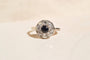 51 Bague fleur en or blanc 18 carats, saphir et diamants 58 Facettes 4031